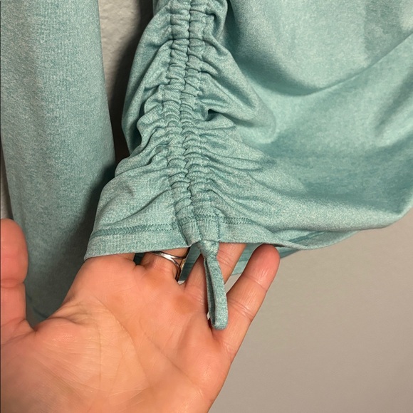 CALIA by Carrie Underwood Seafoam Green Long Sleeve Ruched Fitness Top Size: XS - Picture 4 of 5